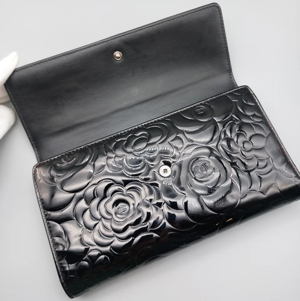 🖤CHANEL Black Camellia Patent Leather Clutch/Wallet🖤